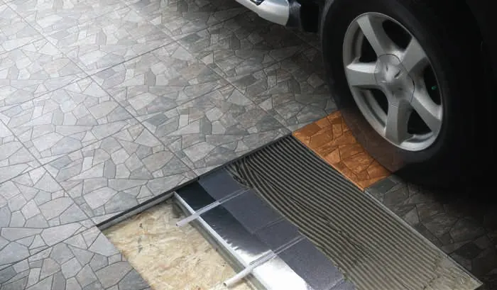 Tegelvloer op een droogsysteem die zwaar belast wordt door een wagen