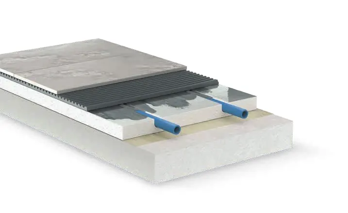 Doorsnede van het droogsysteem: isolatiepaneel met aluminium toplaag, leidingen, tegellijm en tegels