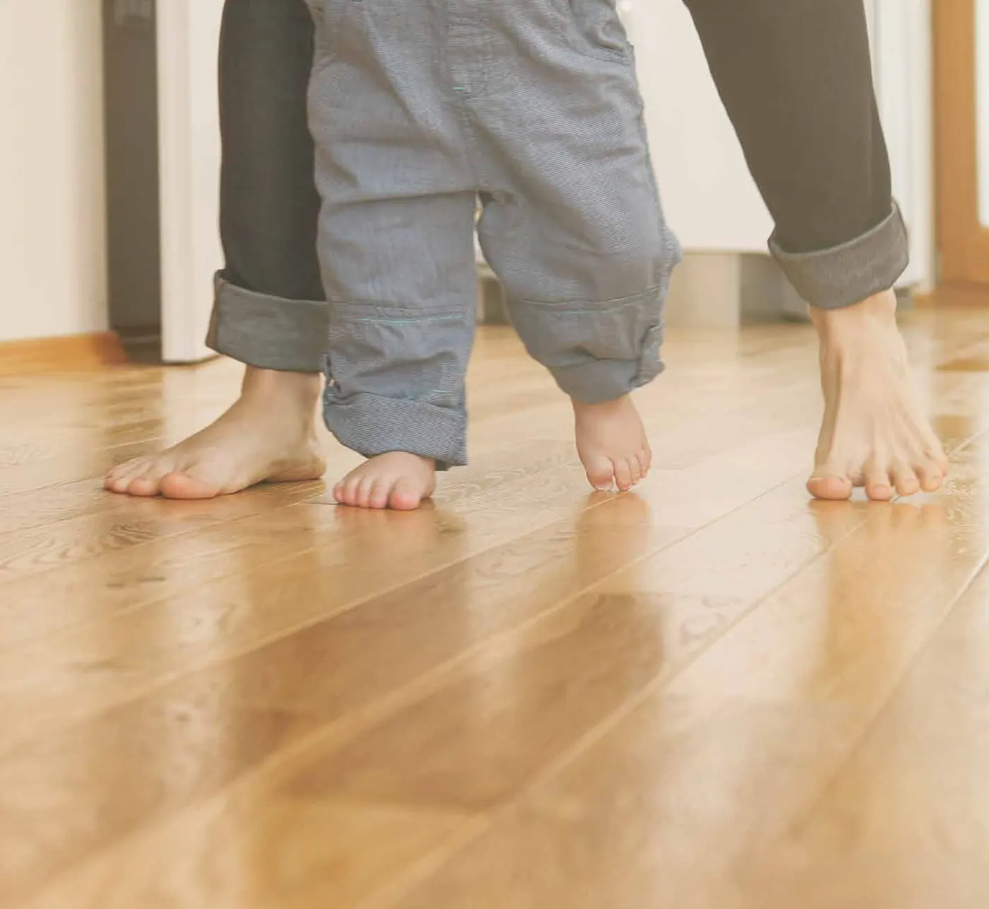 Blote voeten op een warme houten vloer met vloerverwarming