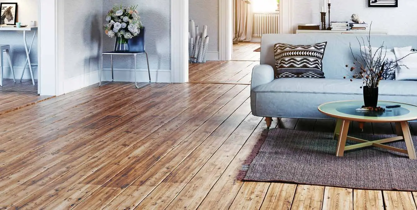 Lichte woonkamer met houten vloer op vloerverwarming